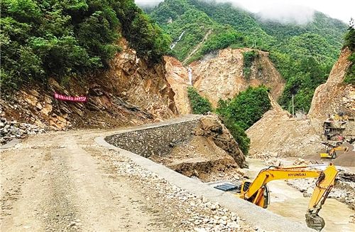 沿河村交通状况持续改善，村民出行更加便捷，最新交通新闻报告